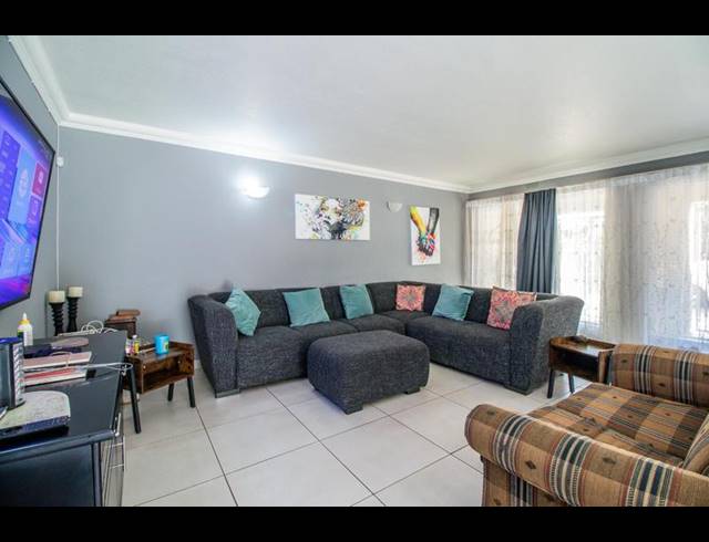 9 BEDROOM PROPERTY TO RENT IN VAN RIEBEECK PARK